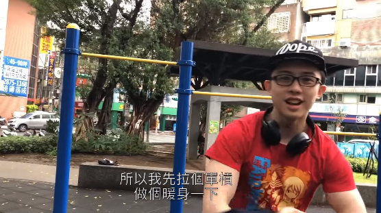 認真當網紅！孫安佐再發影片「用單槓跳月球漫步」大秀肌肉　下一秒「又拿出自製神器」網超傻眼