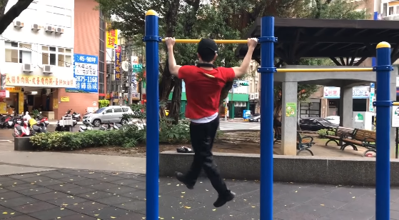 認真當網紅！孫安佐再發影片「用單槓跳月球漫步」大秀肌肉　下一秒「又拿出自製神器」網超傻眼
