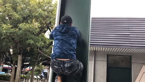 認真當網紅！孫安佐再發影片「用單槓跳月球漫步」大秀肌肉　下一秒「又拿出自製神器」網超傻眼
