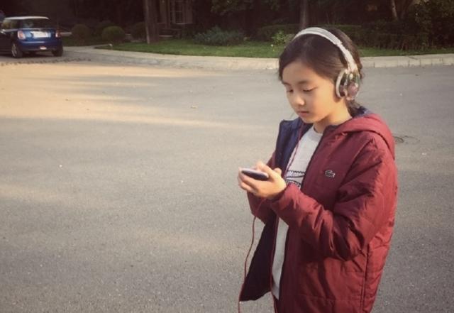 李亞鵬女兒首登雜誌封面「成熟中帶點俏皮」天生模特兒!網嘆:基因太強一家都優秀