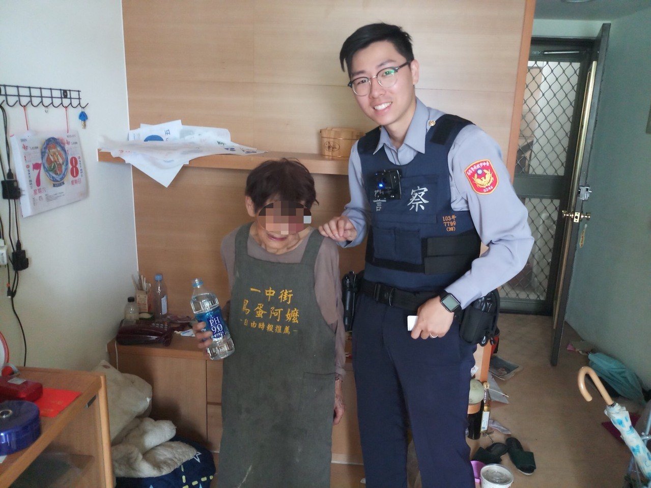 85歲嬤迷路淚崩！暖警輕聲安慰「阿嬤嘜哭」  一路牽手送她到家：牽阮的手愛堅強