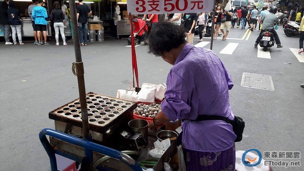 85歲嬤迷路淚崩！暖警輕聲安慰「阿嬤嘜哭」  一路牽手送她到家：牽阮的手愛堅強