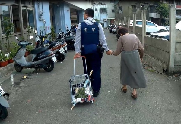 85歲嬤迷路淚崩！暖警輕聲安慰「阿嬤嘜哭」  一路牽手送她到家：牽阮的手愛堅強