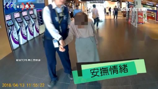 85歲嬤迷路淚崩！暖警輕聲安慰「阿嬤嘜哭」  一路牽手送她到家：牽阮的手愛堅強
