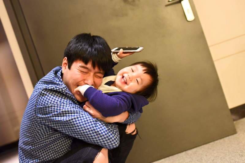 六月曾3度鬧離婚 ！李易「少爺性格」還愛玩…婚姻觸礁找諮詢 「學會退位」如今一家四口超幸福