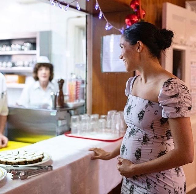 又踩女王底線!?梅根寒冬穿「大露背緊身洋裝」現身 一轉身「大出糗畫面」網看傻:懷雙胞胎嗎?