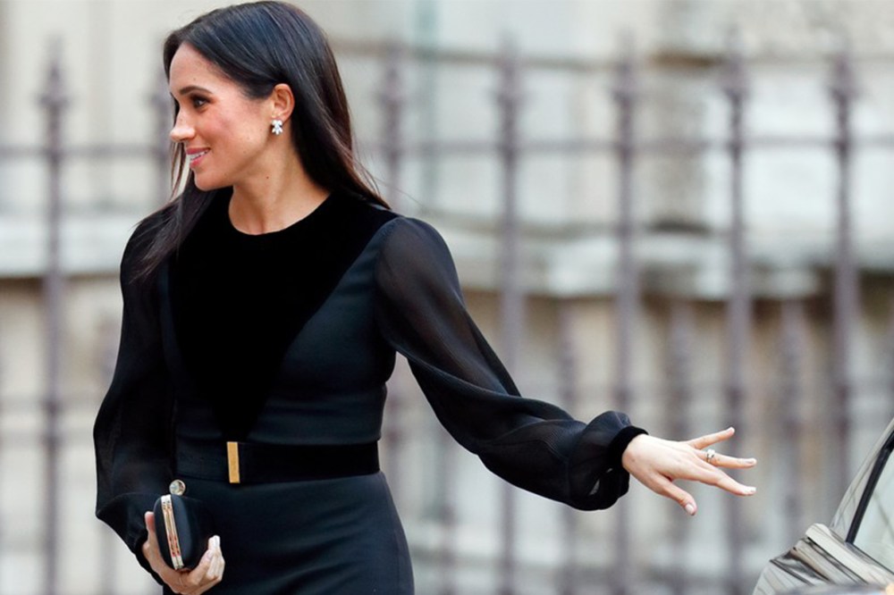 又踩女王底線!?梅根寒冬穿「大露背緊身洋裝」現身 一轉身「大出糗畫面」網看傻:懷雙胞胎嗎?