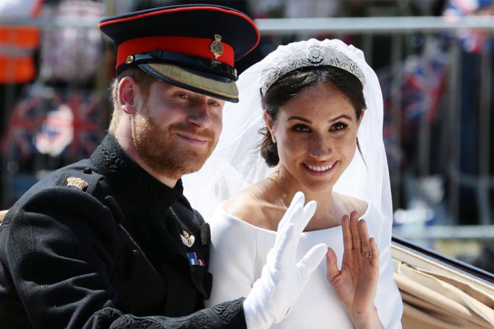 又踩女王底線!?梅根寒冬穿「大露背緊身洋裝」現身 一轉身「大出糗畫面」網看傻:懷雙胞胎嗎?