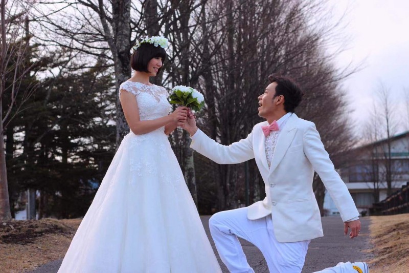 44歲香蕉哥哥要結婚啦!秘戀3年「迎娶草莓姐姐」號召28位哥哥姐姐:YOYO家族第一對夫妻