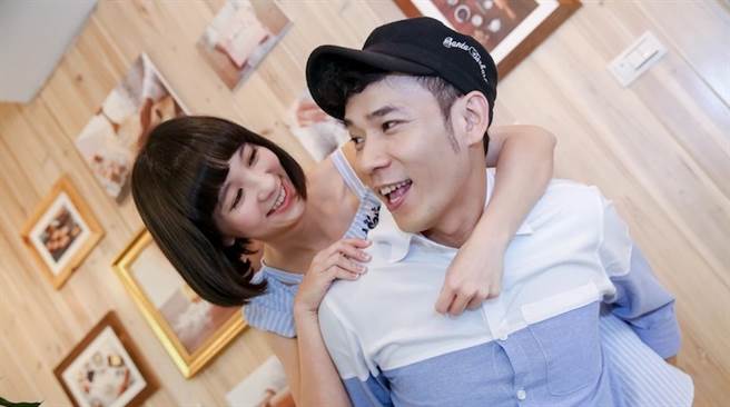 44歲香蕉哥哥要結婚啦!秘戀3年「迎娶草莓姐姐」號召28位哥哥姐姐:YOYO家族第一對夫妻