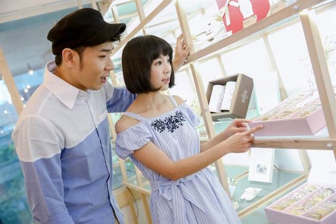 44歲香蕉哥哥要結婚啦!秘戀3年「迎娶草莓姐姐」號召28位哥哥姐姐:YOYO家族第一對夫妻