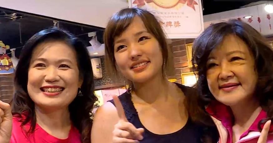 全家到場助陣！韓國瑜獨子「穿粉紅襯衫」化身韓國型男　3姊弟個性差很大「他一路低調緊跟二姊」
