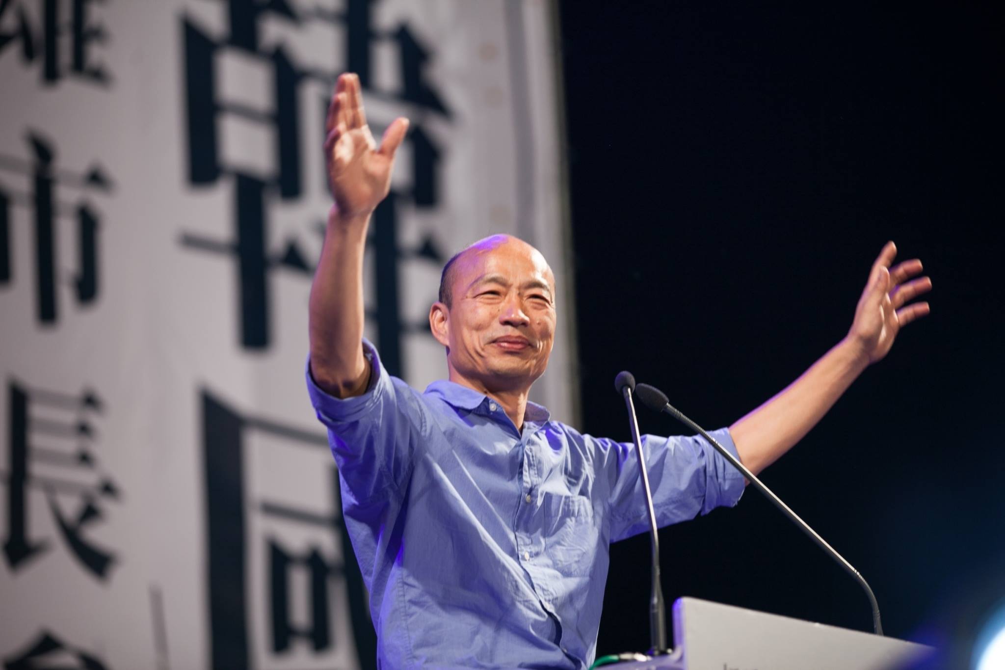 全家到場助陣！韓國瑜獨子「穿粉紅襯衫」化身韓國型男　3姊弟個性差很大「他一路低調緊跟二姊」