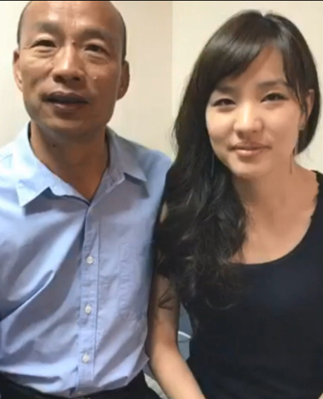 全家到場助陣！韓國瑜獨子「穿粉紅襯衫」化身韓國型男　3姊弟個性差很大「他一路低調緊跟二姊」