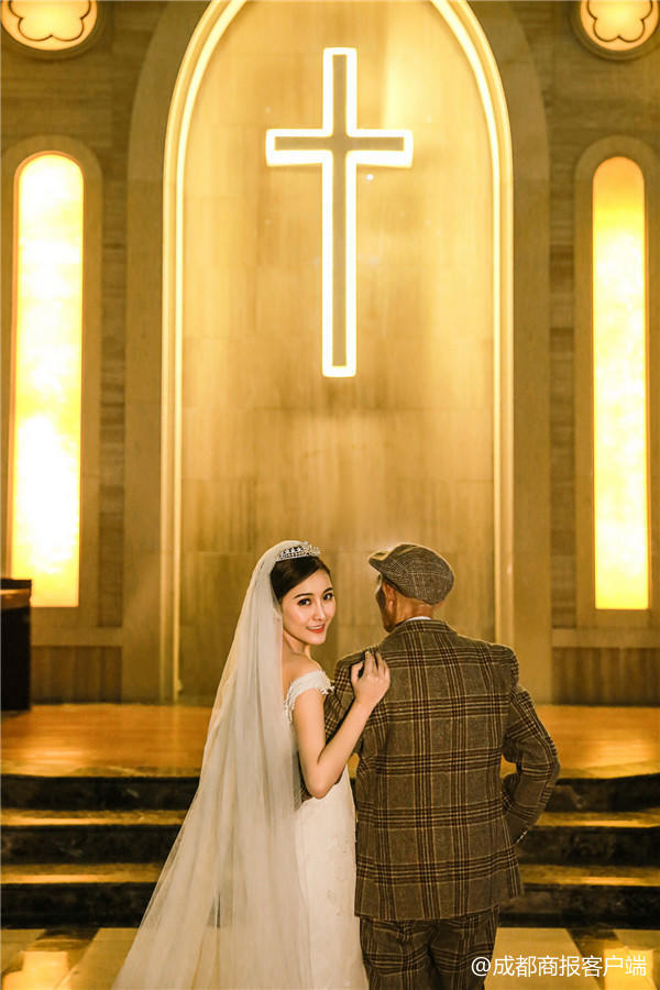 25歲正妹「甜蜜牽87歲老翁拍婚紗」震撼全網 瞞著家人偷拍「真相讓網友秒飆淚」:最重要的愛