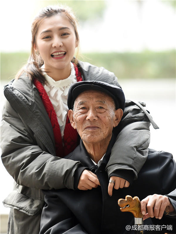 25歲正妹「甜蜜牽87歲老翁拍婚紗」震撼全網 瞞著家人偷拍「真相讓網友秒飆淚」:最重要的愛