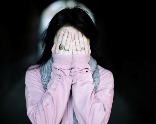 婚宴上，公婆安排有錢親戚坐主位，一看到「女方父母座位」，新娘當場退婚！