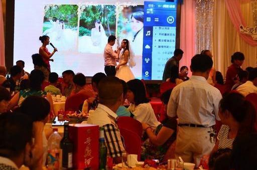 婚宴上，公婆安排有錢親戚坐主位，一看到「女方父母座位」，新娘當場退婚！