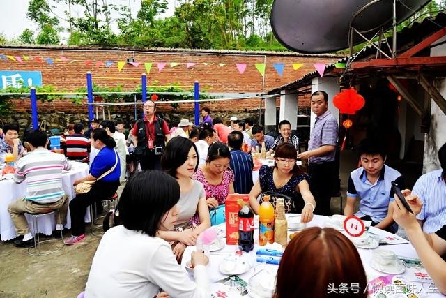 窮新娘敬酒時打碎酒杯，公公藉機取消婚禮，新郎：她是故意的！