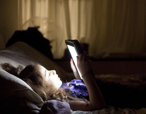  2歲女兒玩手機     不小心設置鬧鐘，淩晨一點響了，我的婚姻宣佈結束