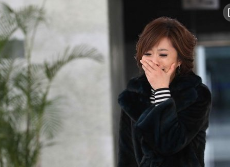  2歲女兒玩手機     不小心設置鬧鐘，淩晨一點響了，我的婚姻宣佈結束