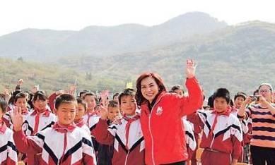 人最重要的是心中富有！母親離開後「14歲的她」扛起一個家  中年回饋社會「捐獻57所學校」網友大讚