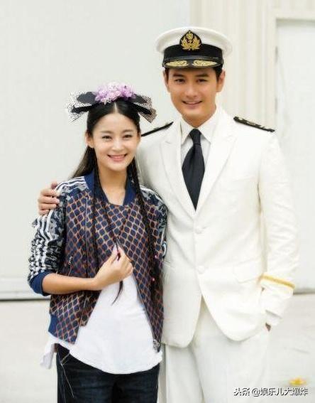 劇裡演「母子」劇外是夫妻，女追男「生雙胞胎」，取名「一模一樣」！