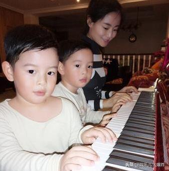 劇裡演「母子」劇外是夫妻，女追男「生雙胞胎」，取名「一模一樣」！