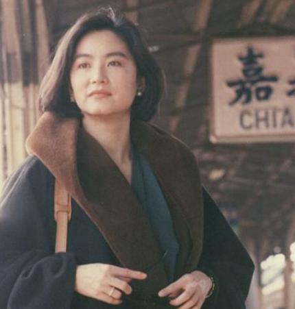 她被徐克評「50年才出現的美女」無人能媲美　如今64歲活得自在優雅：連魚尾紋都美
