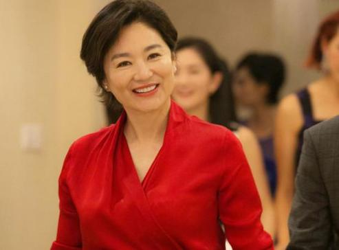 她被徐克評「50年才出現的美女」無人能媲美　如今64歲活得自在優雅：連魚尾紋都美