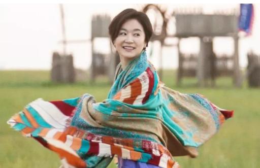 她被徐克評「50年才出現的美女」無人能媲美　如今64歲活得自在優雅：連魚尾紋都美