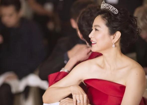 她被徐克評「50年才出現的美女」無人能媲美　如今64歲活得自在優雅：連魚尾紋都美