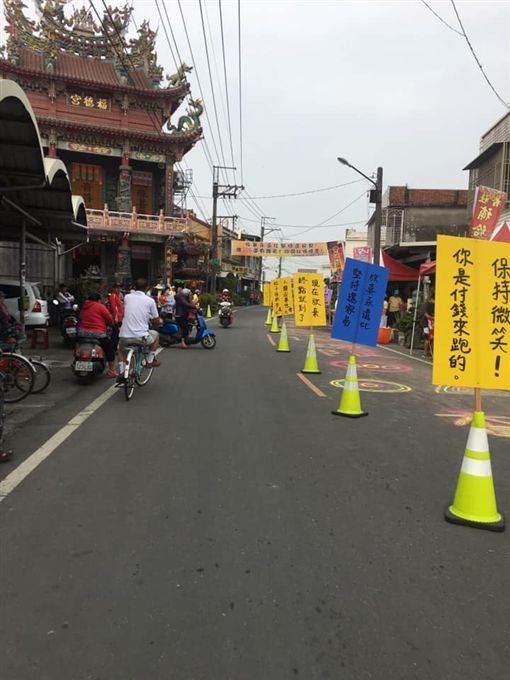 史上最負能量馬拉松狂嗆「我阿嬤都比你快」！激將法「加油標語」網友大讚超有用：  想看下一張
