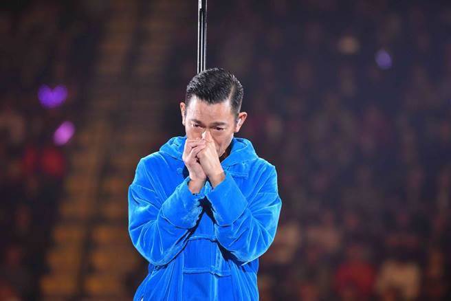 演唱會唱3首喊卡！劉德華含淚鞠躬「醫生叫我不能再唱」   失聲痛哭全場不捨：真正的偶像