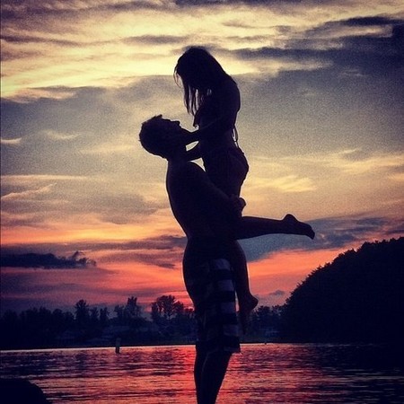 驚險一瞬間!這對情侶「為了拍照賺愛心」不惜掛在懸崖上 但鏡頭一拉遠...網友全笑了XD