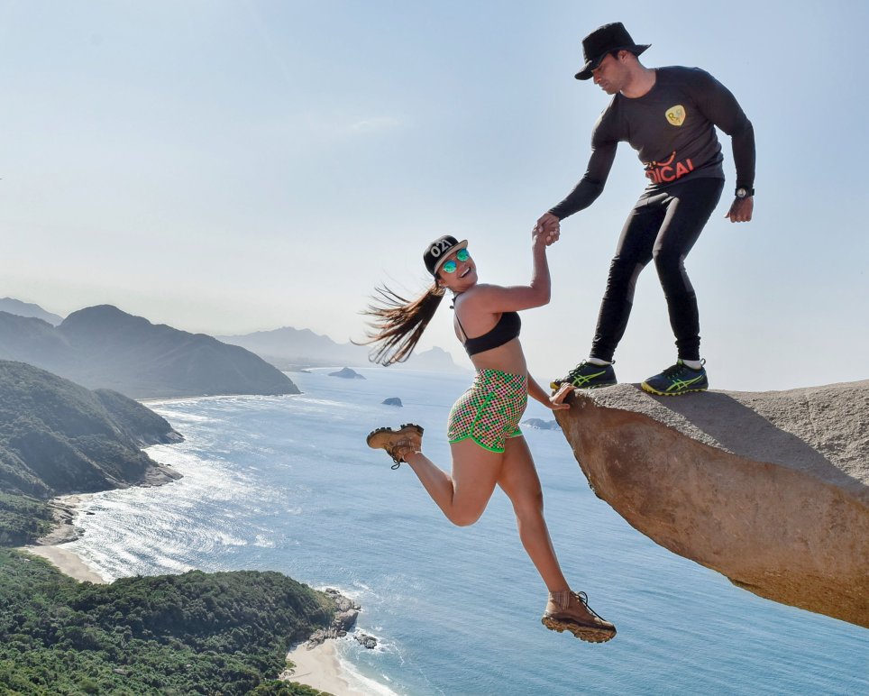 驚險一瞬間!這對情侶「為了拍照賺愛心」不惜掛在懸崖上 但鏡頭一拉遠...網友全笑了XD