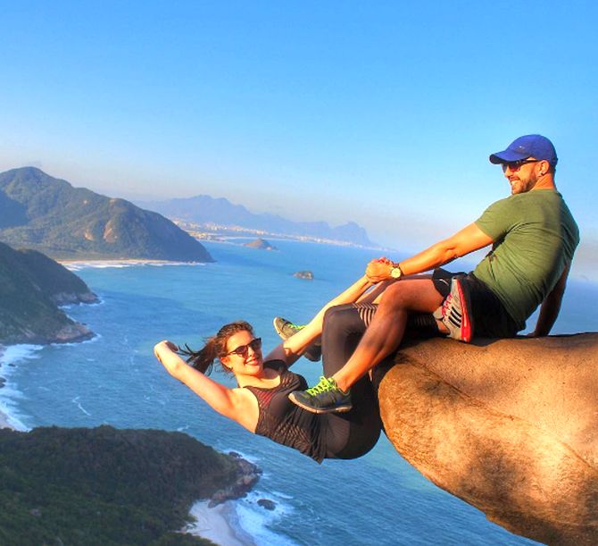 驚險一瞬間!這對情侶「為了拍照賺愛心」不惜掛在懸崖上 但鏡頭一拉遠...網友全笑了XD