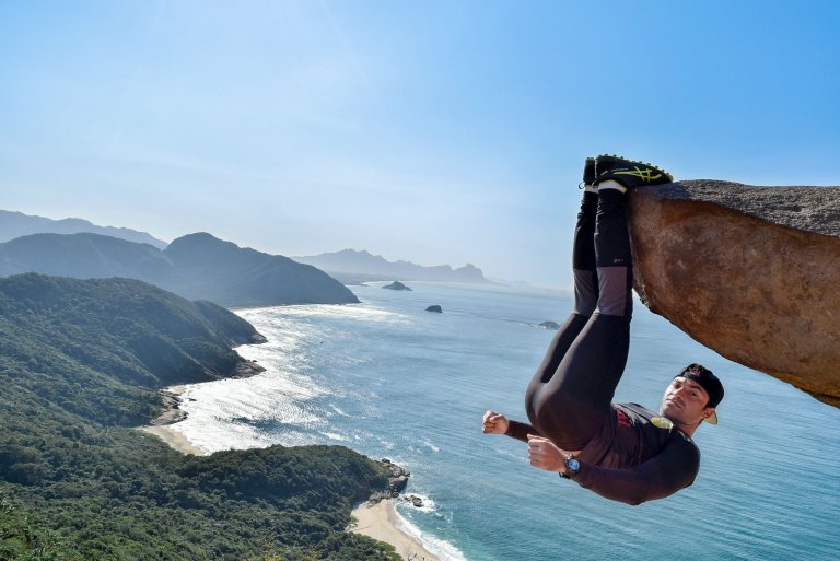 驚險一瞬間!這對情侶「為了拍照賺愛心」不惜掛在懸崖上 但鏡頭一拉遠...網友全笑了XD