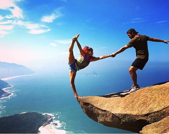 驚險一瞬間!這對情侶「為了拍照賺愛心」不惜掛在懸崖上 但鏡頭一拉遠...網友全笑了XD