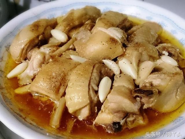 教你用電鍋做「清蒸蒜頭雞」做法簡單    湯汁淋到米飯上超入味