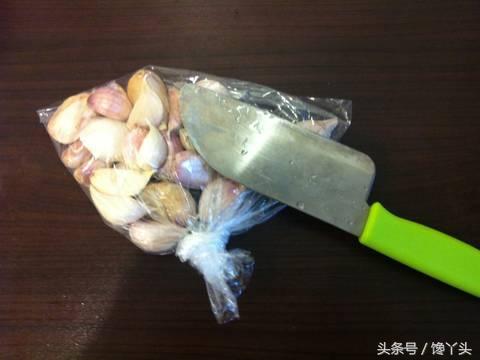 教你用電鍋做「清蒸蒜頭雞」做法簡單    湯汁淋到米飯上超入味