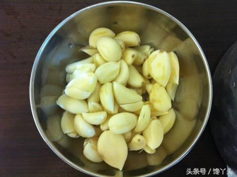 教你用電鍋做「清蒸蒜頭雞」做法簡單    湯汁淋到米飯上超入味