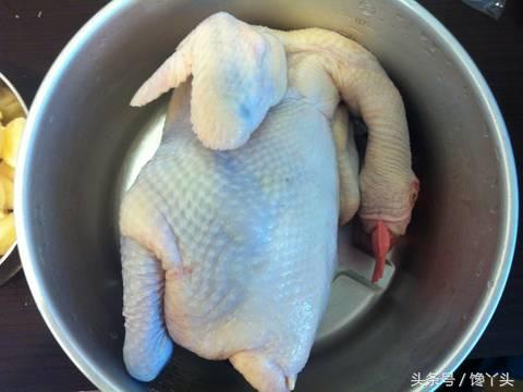 教你用電鍋做「清蒸蒜頭雞」做法簡單    湯汁淋到米飯上超入味