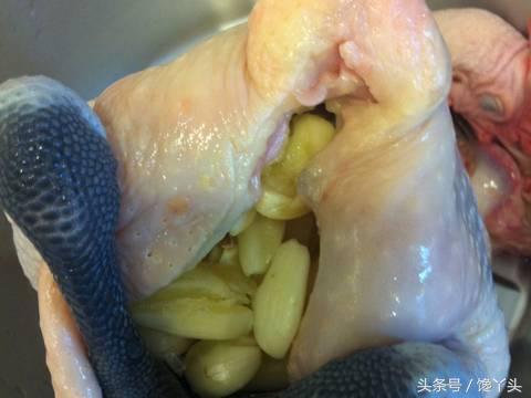 教你用電鍋做「清蒸蒜頭雞」做法簡單    湯汁淋到米飯上超入味