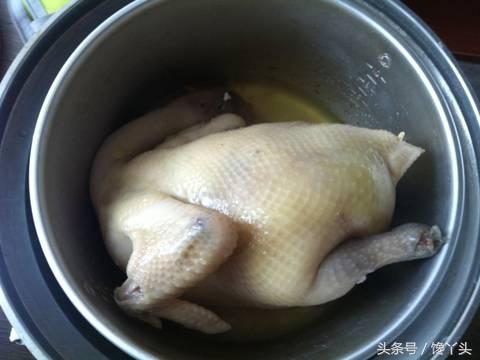 教你用電鍋做「清蒸蒜頭雞」做法簡單    湯汁淋到米飯上超入味