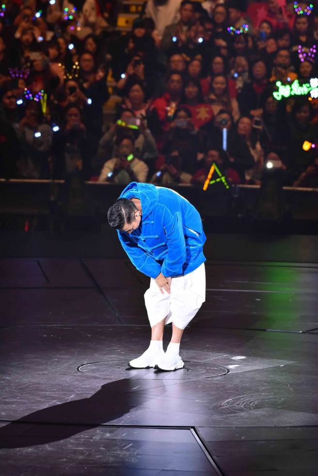 演唱會唱3首喊卡！劉德華含淚鞠躬「醫生叫我不能再唱」   失聲痛哭全場不捨：真正的偶像