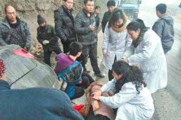 婚禮前新娘發生意外走了，男子堅持如期結婚，看見婚車下來的人，全場沸騰！
