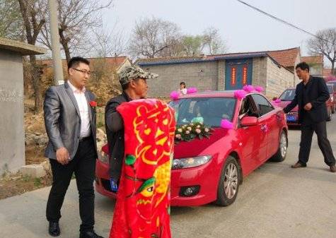 婚禮前新娘發生意外走了，男子堅持如期結婚，看見婚車下來的人，全場沸騰！