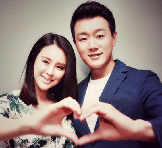 一畢業就「娶老師」！「恩愛11年零緋聞」老婆美得像少女  一家五口好甜：最成功師生戀