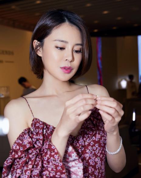 一畢業就「娶老師」！「恩愛11年零緋聞」老婆美得像少女  一家五口好甜：最成功師生戀